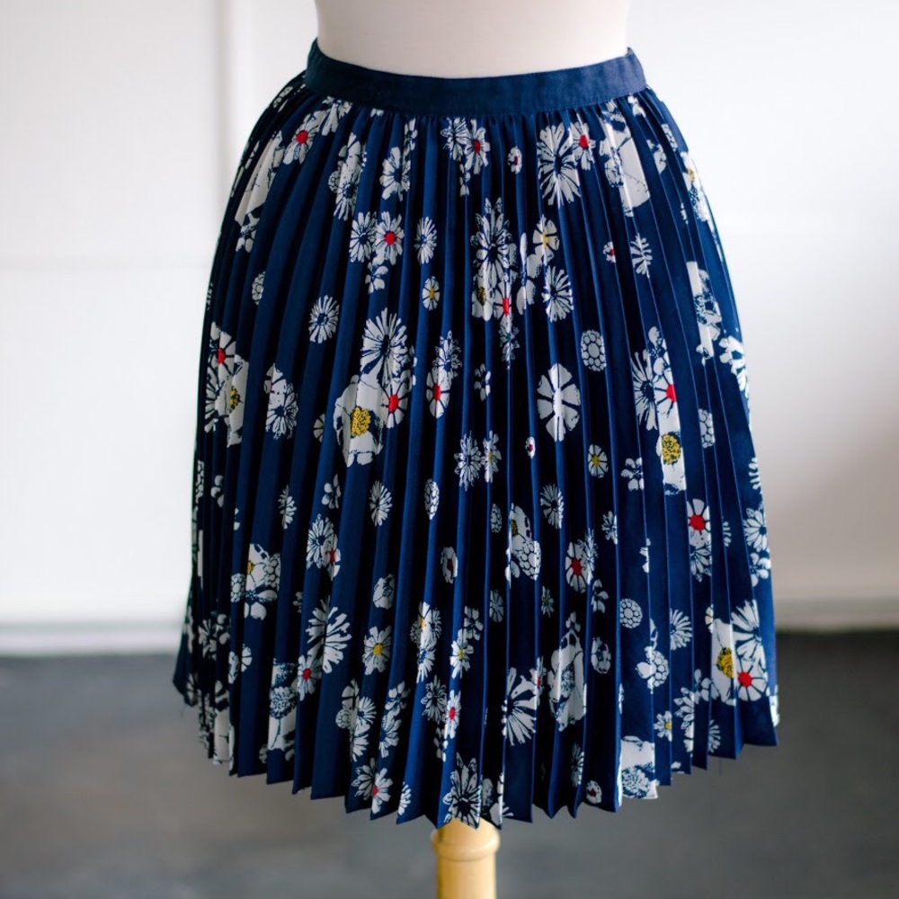 SALE Last chance! EXPRESS floral pleated skirt